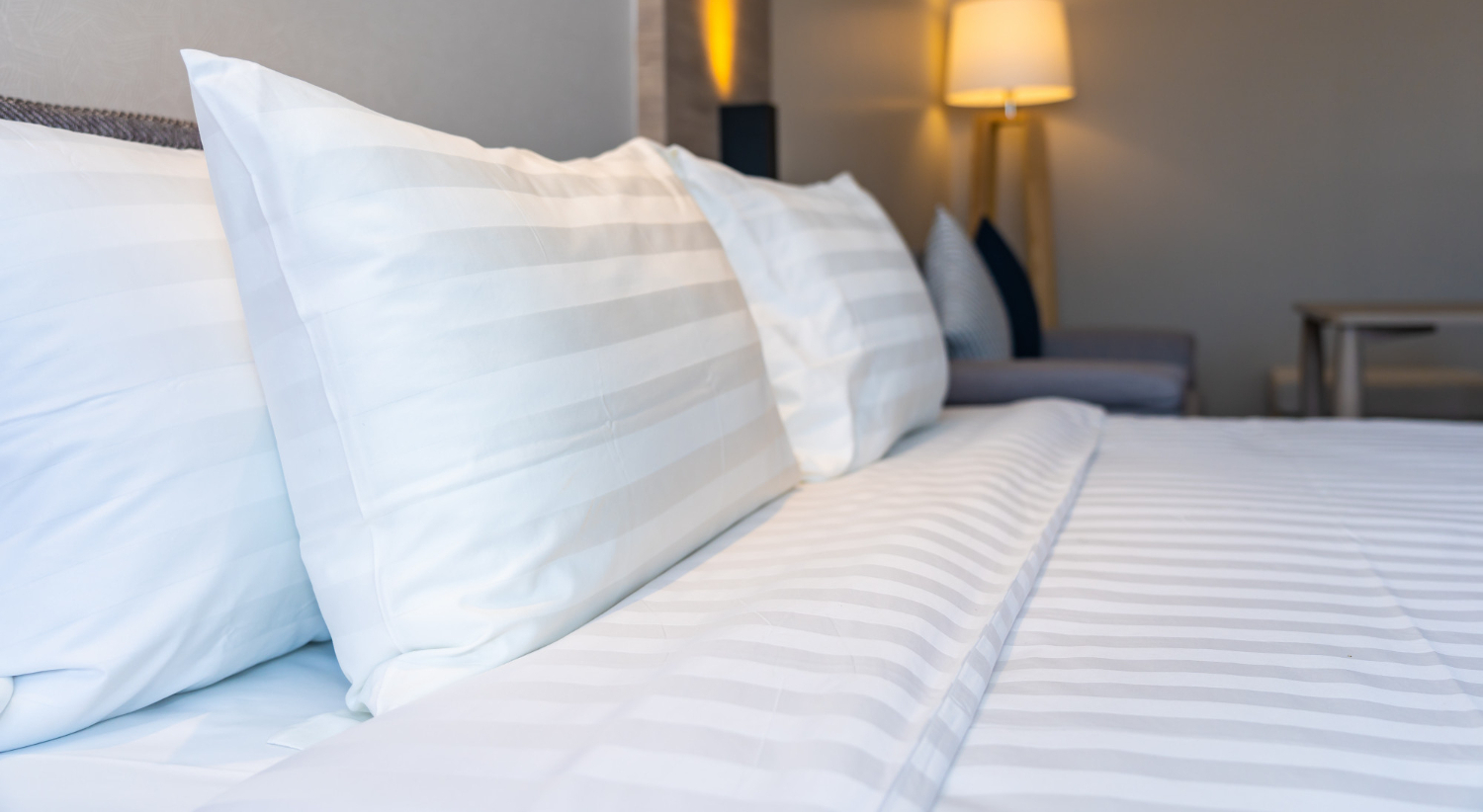 ผ้าปูที่นอนโรงแรมลายริ้ว